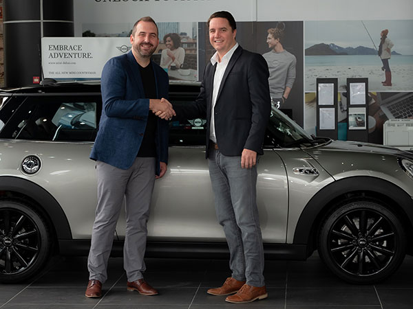 MINI الشرق الأوسط تعقد شراكة مع "إيكار" ekar لتزويد عملائها بسيارات فاخرة